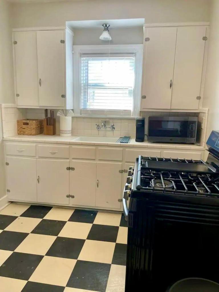 Newly Remodeled In The Heart Of Apartment